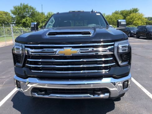 Used 2024 Chevrolet Silverado 2500 LTZ w/ LTZ Convenience Package AWD/4WD image 2