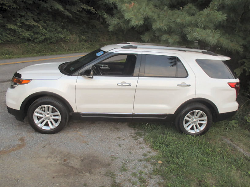 Used 2013 Ford Explorer XLT FWD image 3
