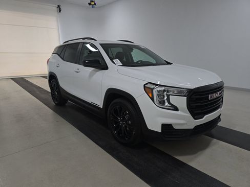 Used 2022 GMC Terrain SLE w/ Driver Convenience Package FWD image 3