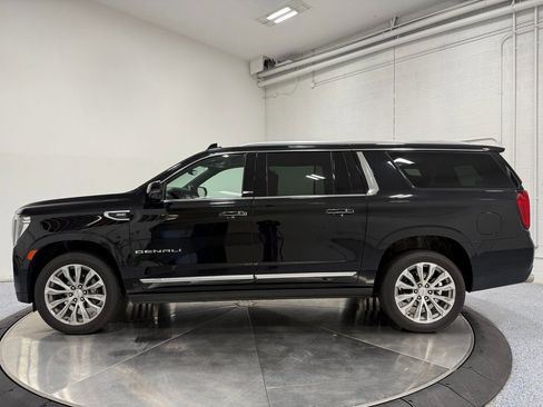 Used 2022 GMC Yukon XL Denali w/ Denali Premium Package image 4