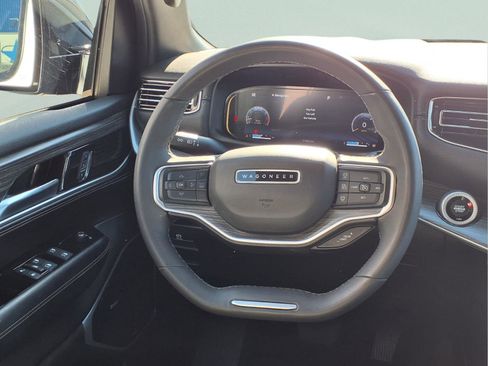 Used 2023 Jeep Wagoneer L Series III w/ Premium Group I image 10