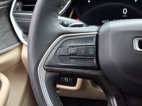 Used 2023 Jeep Grand Cherokee Limited AWD/4WD image 23