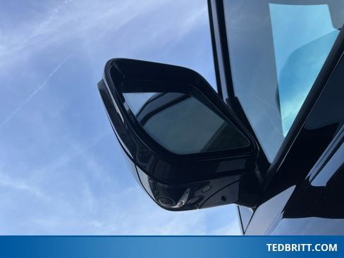 Used 2024 Land Rover Defender 90 V8 image 39