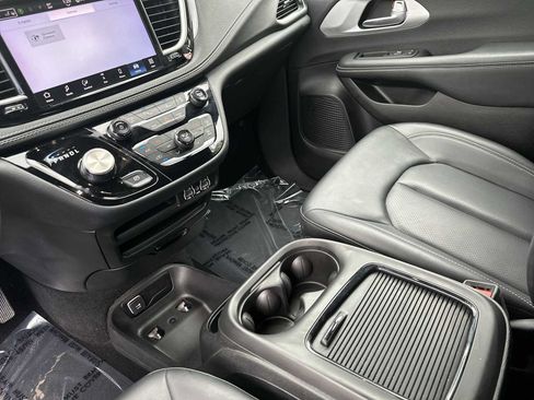 Used 2024 Chrysler Pacifica Limited FWD image 21