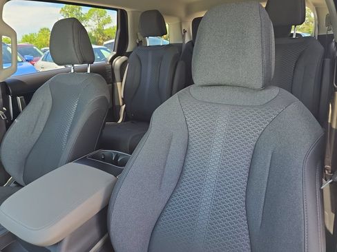 New 2027 Kia Carnival LX FWD image 22