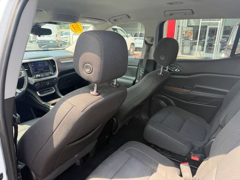 Used 2022 GMC Acadia SLE w/ Driver Convenience Package FWD image 23