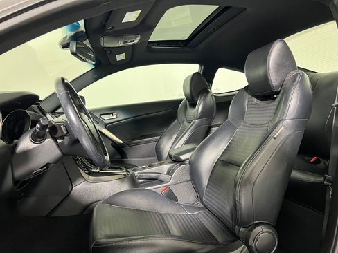 Used 2013 Hyundai Genesis 3.8 image 5
