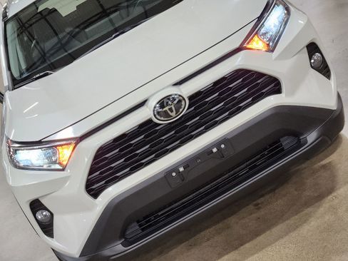 Used 2021 Toyota RAV4 XLE Premium image 19