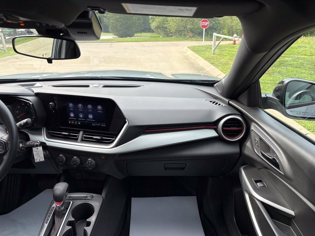 Used 2025 Chevrolet Trax RS w/ Sunroof Package FWD image 32