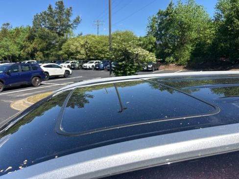 Used 2022 Toyota Highlander XLE image 9