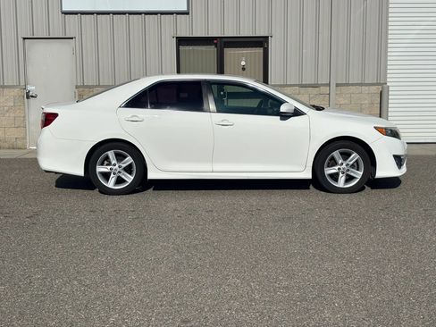 Used 2014 Toyota Camry SE FWD image 2