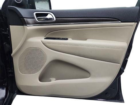 Used 2018 Jeep Grand Cherokee Limited image 27