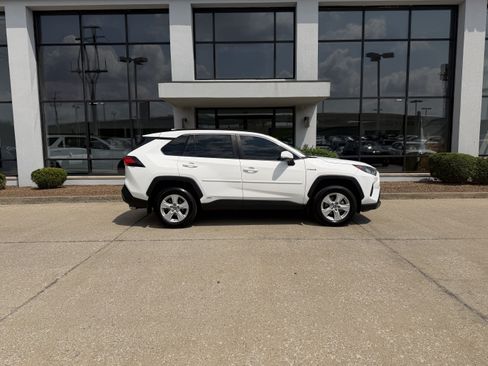 Used 2021 Toyota RAV4 LE AWD/4WD image 3