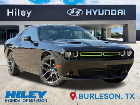 Used 2019 Dodge Challenger SXT w/ Blacktop Package RWD image 2