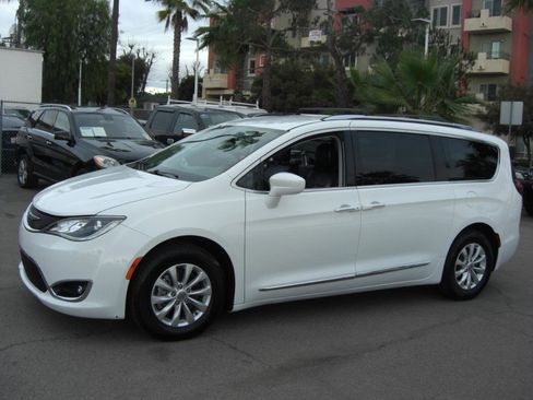 Used 2019 Chrysler Pacifica Touring-L image 3