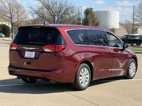 Used 2020 Chrysler Voyager L image 4