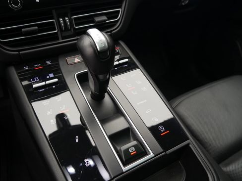 Certified 2023 Porsche Macan Turbo AWD/4WD image 43