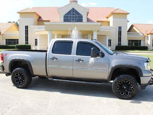 Used 2013 GMC Sierra 2500 Denali w/ Suspension Package, Off-Road AWD/4WD image 2
