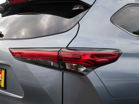 Used 2021 Toyota Highlander XLE AWD/4WD image 8