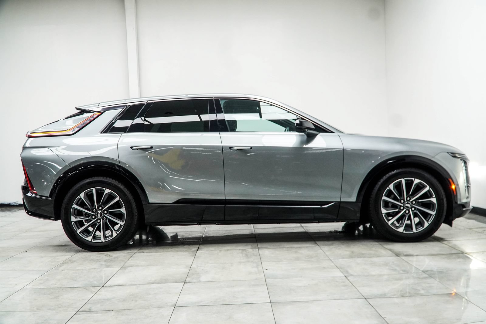 Used 2024 Cadillac Lyriq Sport RWD image 8