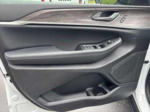 Used 2025 Jeep Grand Cherokee L Limited w/ Luxury Tech Group II AWD/4WD image 23