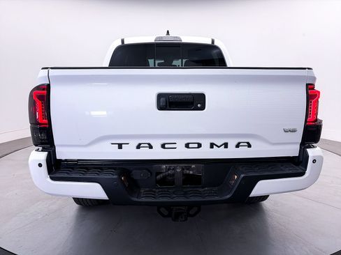 Used 2021 Toyota Tacoma TRD Off-Road w/ Technology Package AWD/4WD image 15