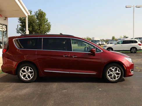 Used 2017 Chrysler Pacifica Touring-L w/ Tire & Wheel Group FWD image 4