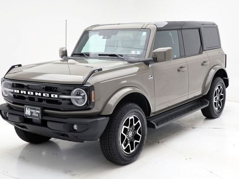 Used 2025 Ford Bronco Outer Banks image 2