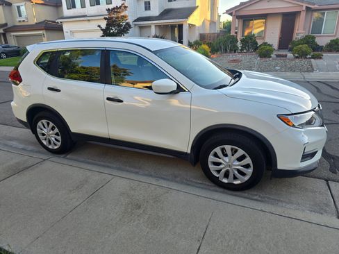 Used 2017 Nissan Rogue S FWD image 8