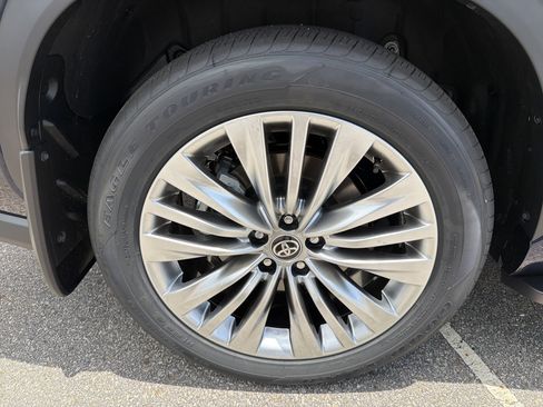 New 2026 Toyota Highlander Platinum AWD/4WD image 17