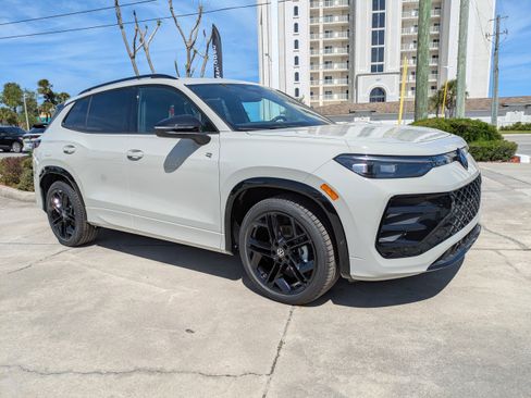 New 2026 Volkswagen Tiguan SE R-Line FWD image 2