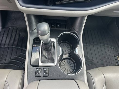 Used 2019 Toyota Highlander XLE image 26