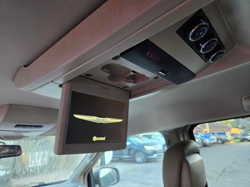 Used 2016 Chrysler Town & Country Touring w/ Driver Convenience Group FWD image 11