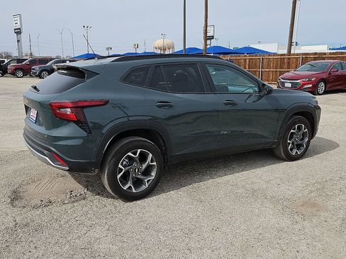 Used 2025 Chevrolet Trax LT image 8