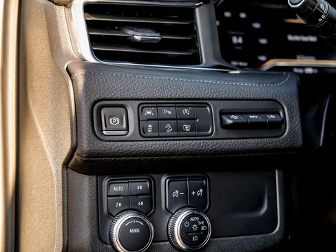 Used 2024 GMC Yukon XL Denali AWD/4WD image 32
