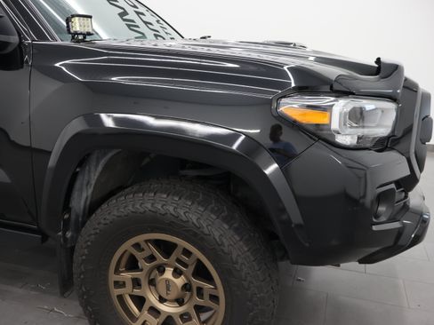 Used 2021 Toyota Tacoma TRD Sport w/ TRD Premium Sport Package AWD/4WD image 18