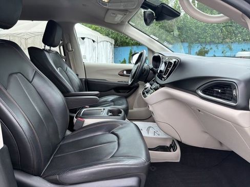 Used 2017 Chrysler Pacifica Touring-L Plus w/ Advanced Safetytec Group FWD image 10