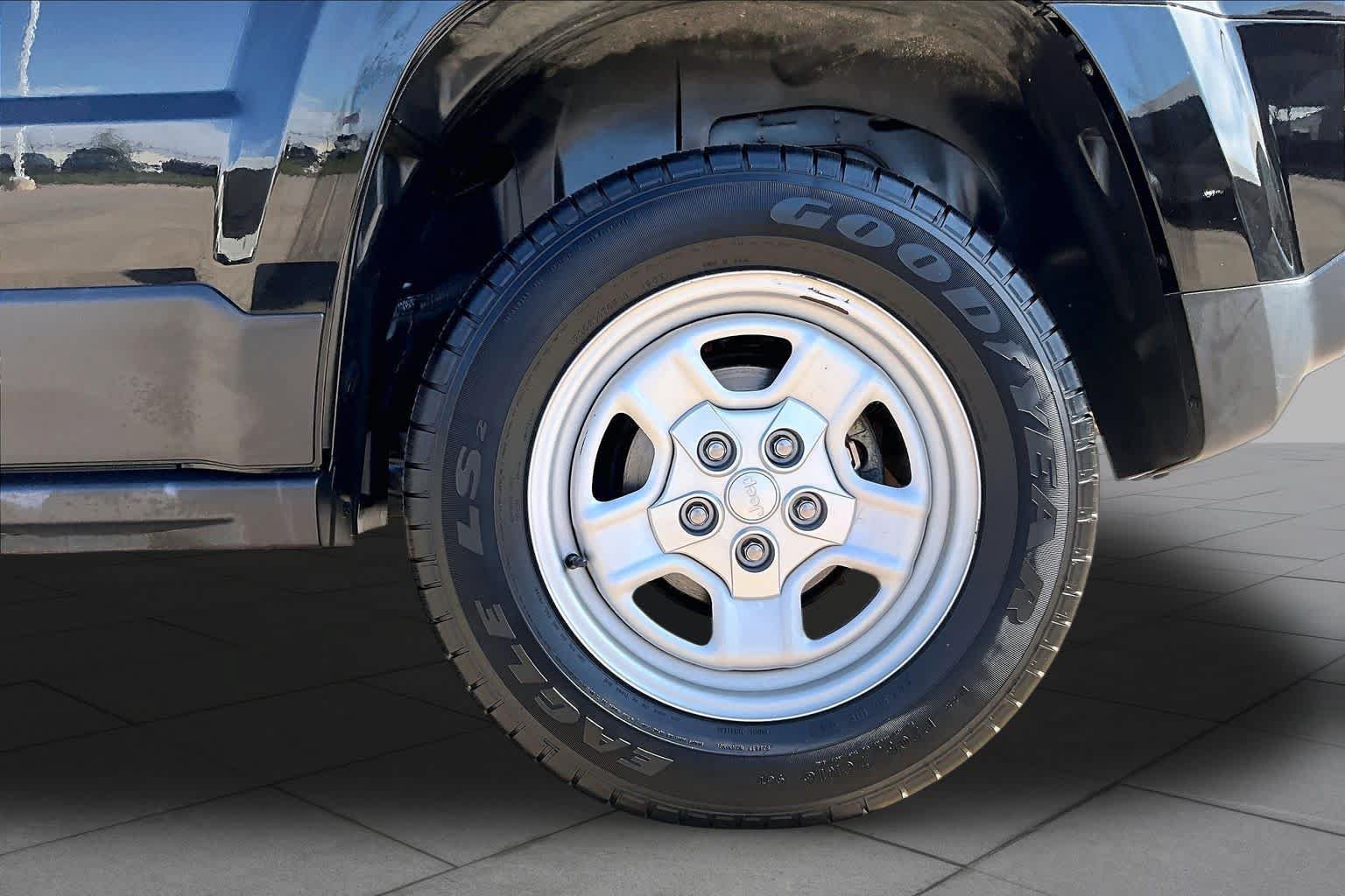 Used 2016 Jeep Patriot Sport w/ Power Value Group AWD/4WD image 11