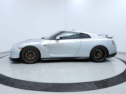 Used 2015 Nissan GT-R Premium AWD/4WD image 2