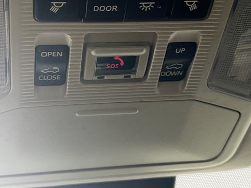 Used 2021 Toyota RAV4 XLE w/ Convenience Package FWD image 22