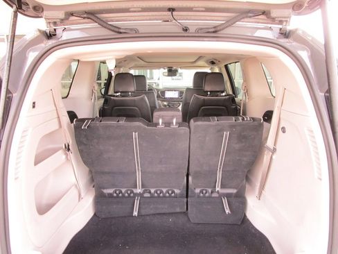 Used 2023 Chrysler Pacifica Limited image 13