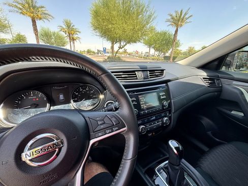 Used 2017 Nissan Rogue SV w/ Sun & Sound Touring Package FWD image 12