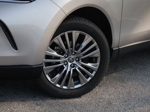 Used 2022 Toyota Venza XLE AWD/4WD image 19