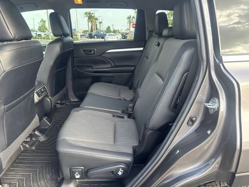 Used 2018 Toyota Highlander Plus FWD image 12