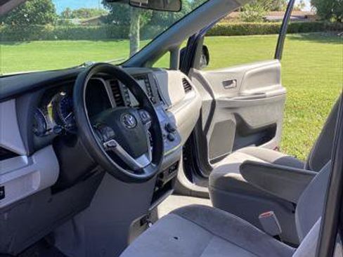Used 2019 Toyota Sienna L image 17