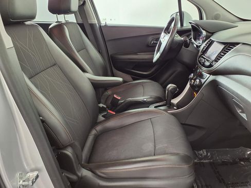 Used 2020 Chevrolet Trax LT w/ LT Convenience Package image 9