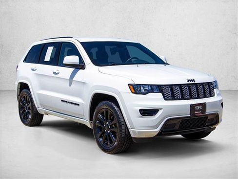 Used 2018 Jeep Grand Cherokee Altitude AWD/4WD image 3