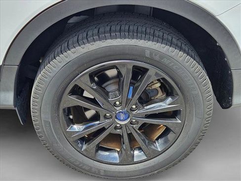 Used 2017 Ford Escape SE w/ Equipment Group 201A FWD image 6