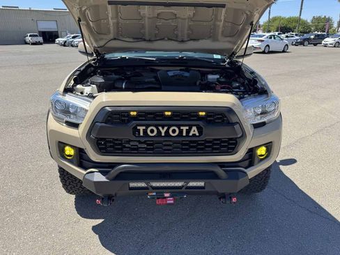 Used 2018 Toyota Tacoma TRD Off-Road w/ Technology Package AWD/4WD image 46