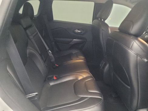 Used 2019 Jeep Cherokee Latitude Plus FWD image 19